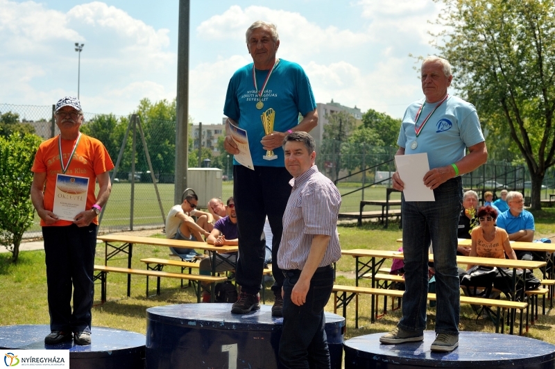 Szépkorúak versenye a stadionban