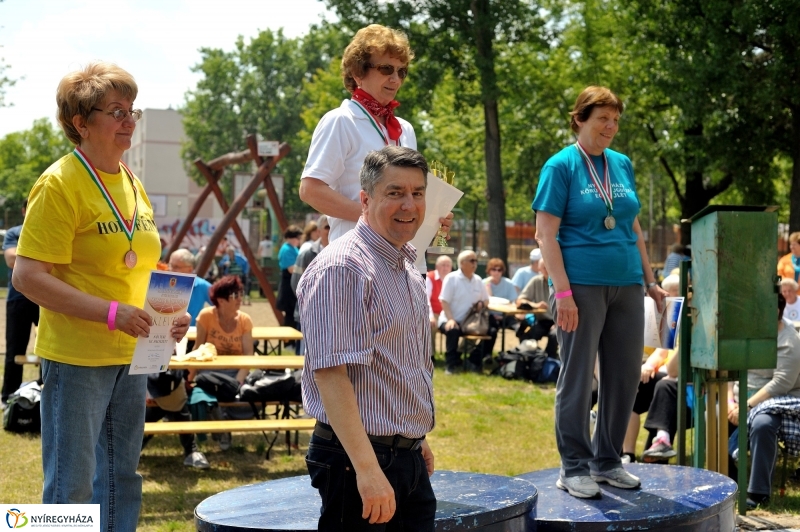 Szépkorúak versenye a stadionban
