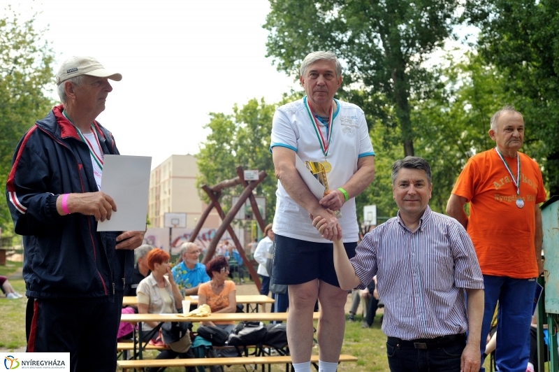 Szépkorúak versenye a stadionban