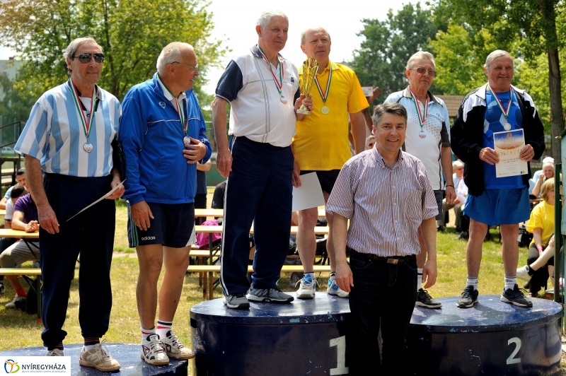 Szépkorúak versenye a stadionban