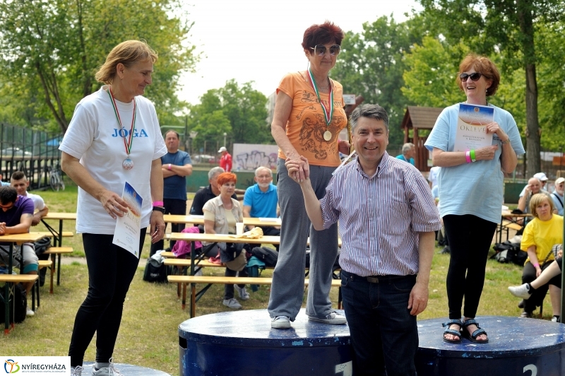 Szépkorúak versenye a stadionban