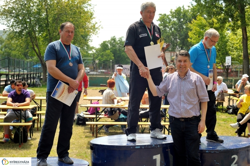 Szépkorúak versenye a stadionban