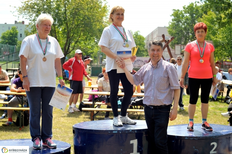 Szépkorúak versenye a stadionban