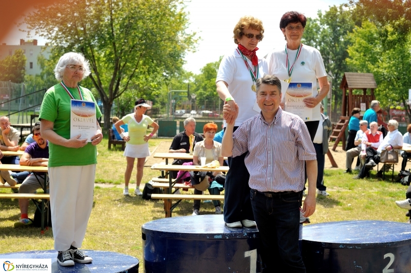 Szépkorúak versenye a stadionban