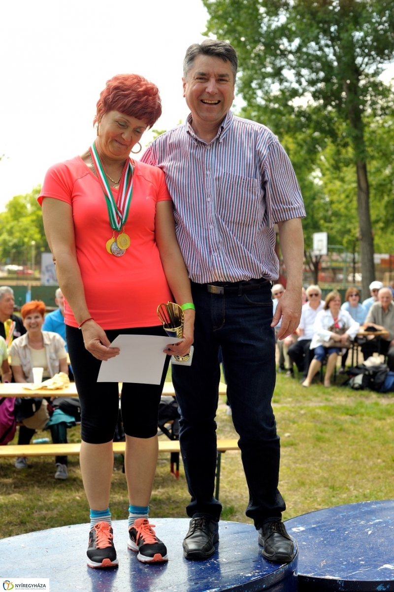Szépkorúak versenye a stadionban