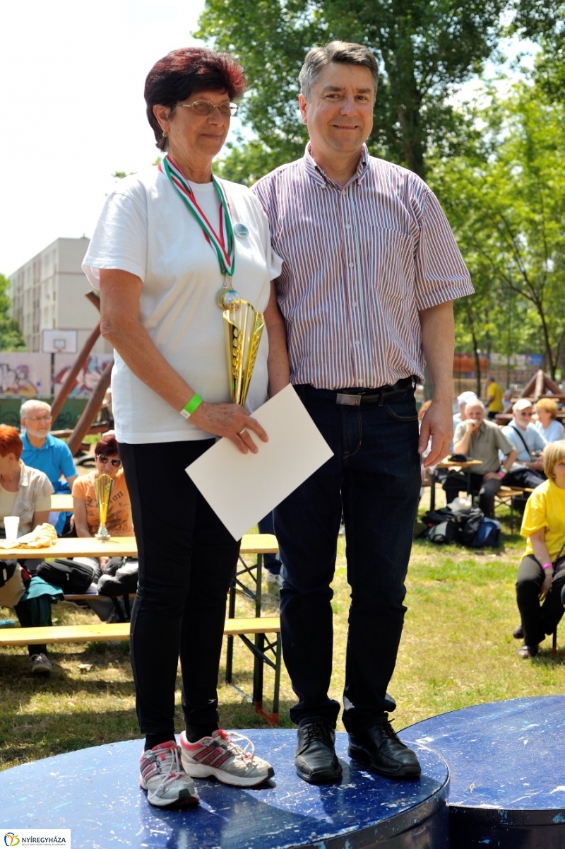 Szépkorúak versenye a stadionban