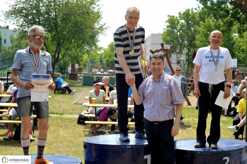 Szépkorúak versenye a stadionban
