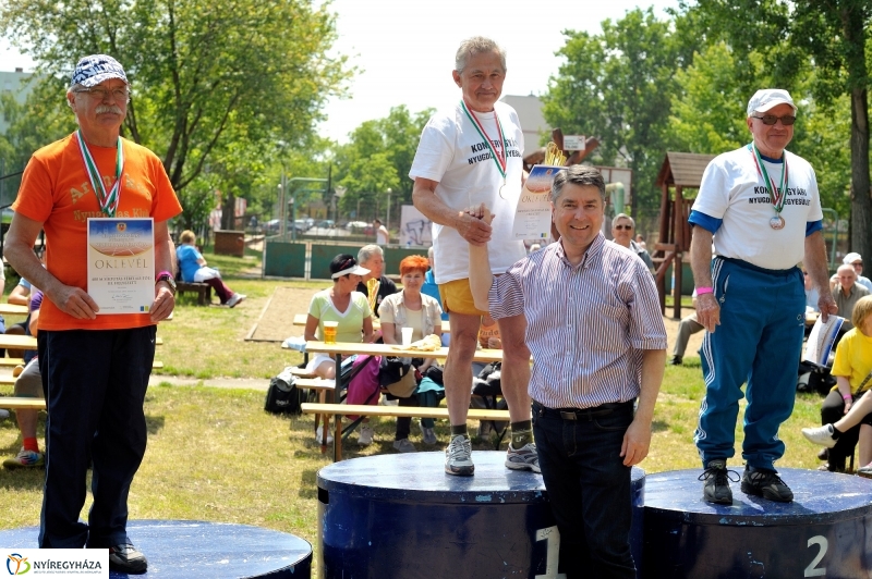 Szépkorúak versenye a stadionban