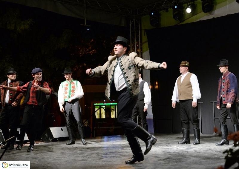 Táncgála a Kossuth téren