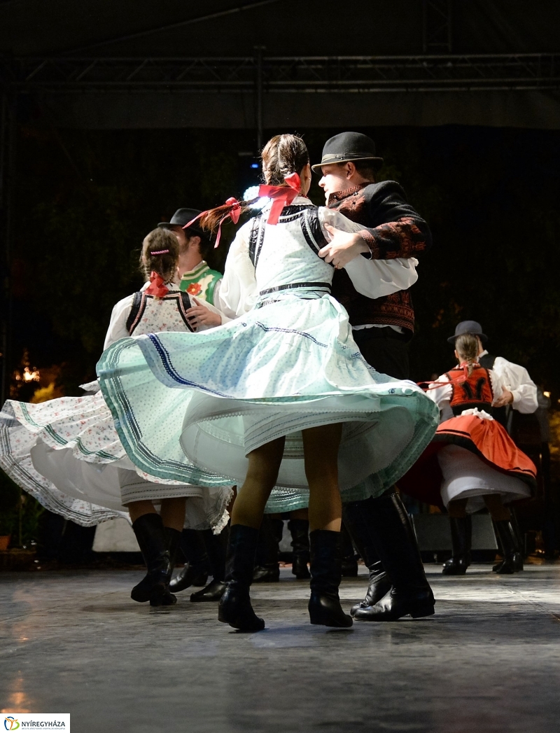 Táncgála a Kossuth téren