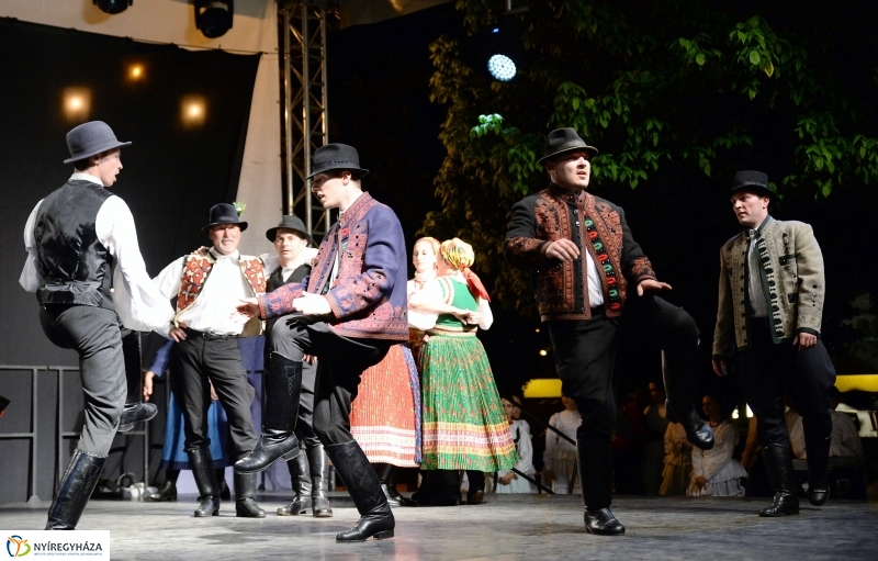 Táncgála a Kossuth téren