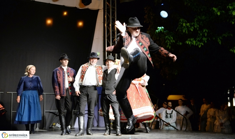 Táncgála a Kossuth téren