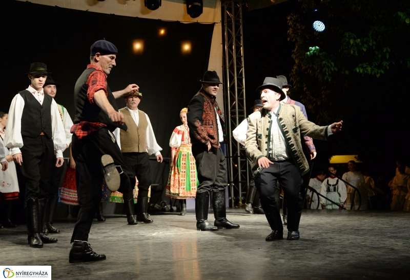 Táncgála a Kossuth téren