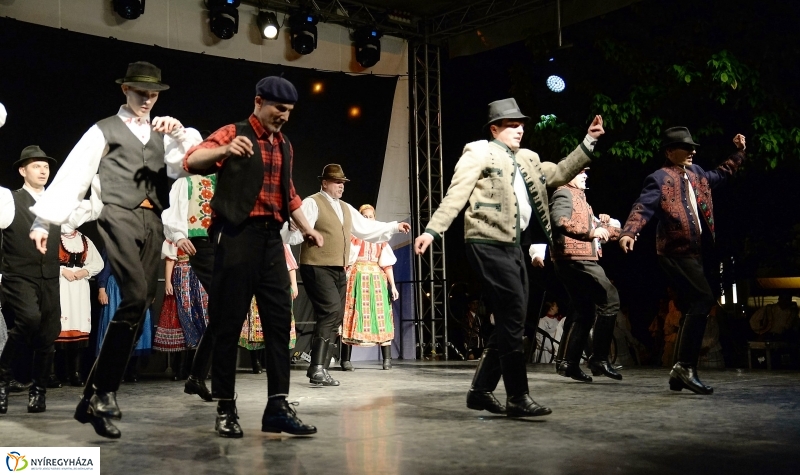 Táncgála a Kossuth téren