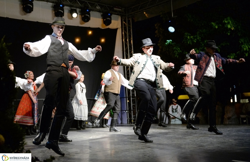 Táncgála a Kossuth téren