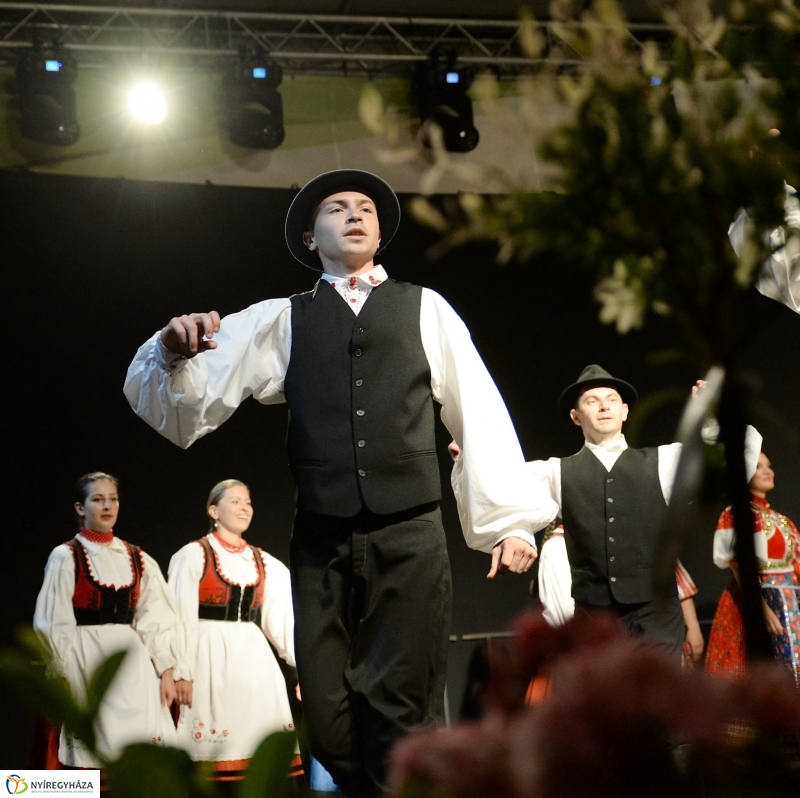 Táncgála a Kossuth téren