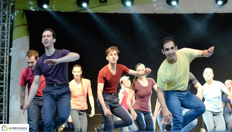 Táncgála a Kossuth téren