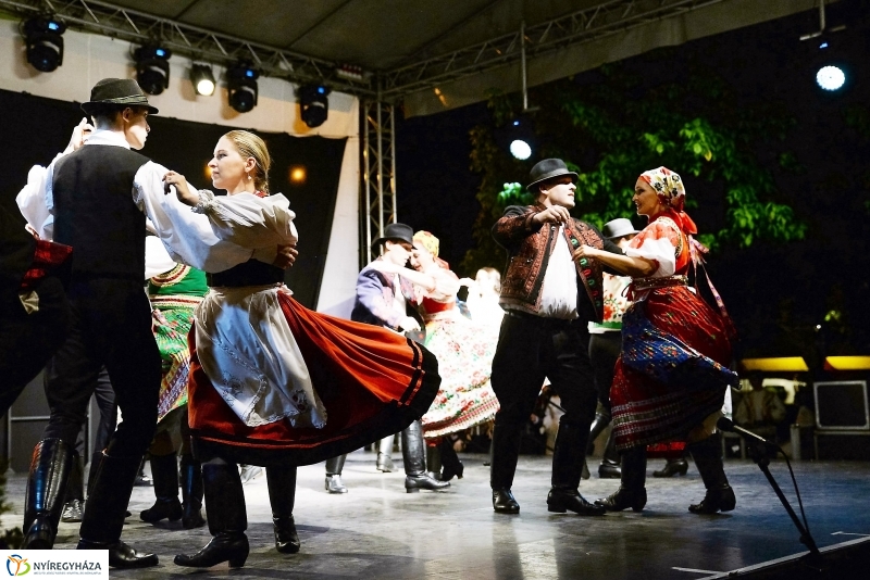 Táncgála a Kossuth téren