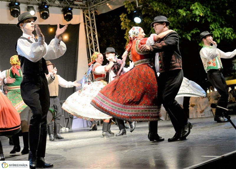 Táncgála a Kossuth téren
