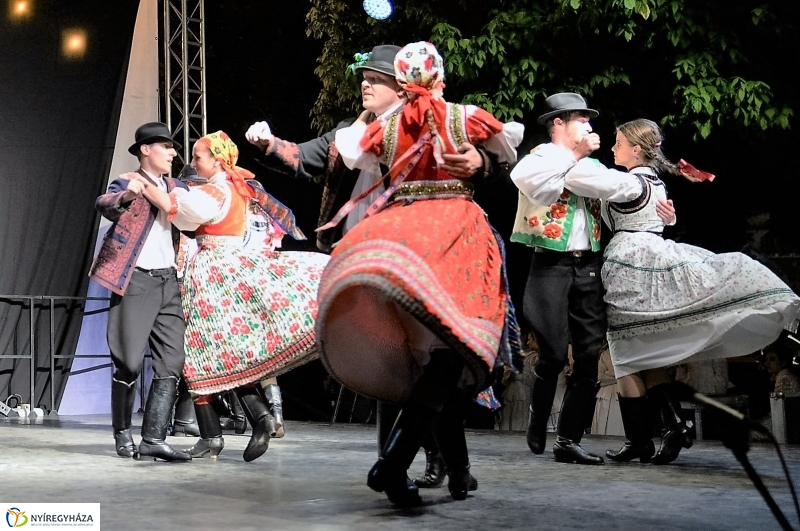 Táncgála a Kossuth téren