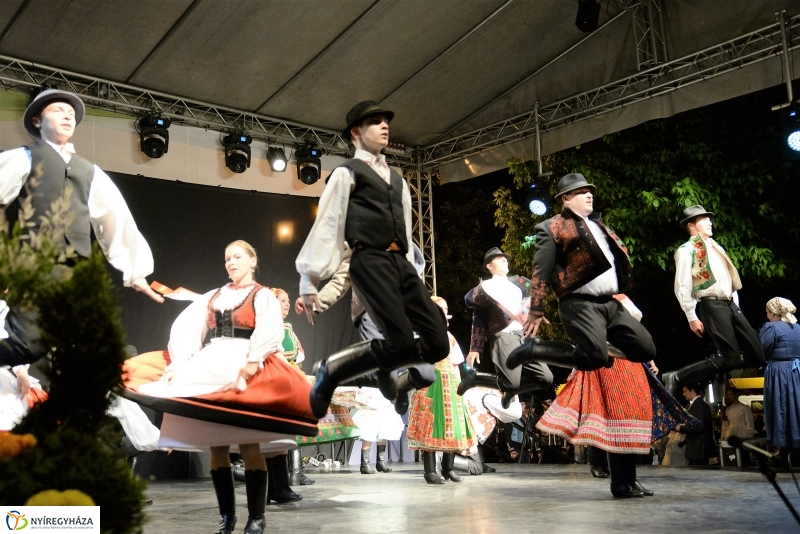 Táncgála a Kossuth téren