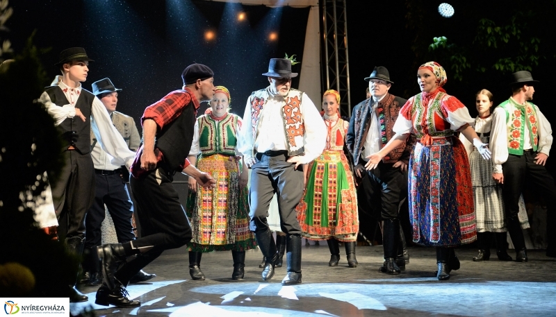 Táncgála a Kossuth téren