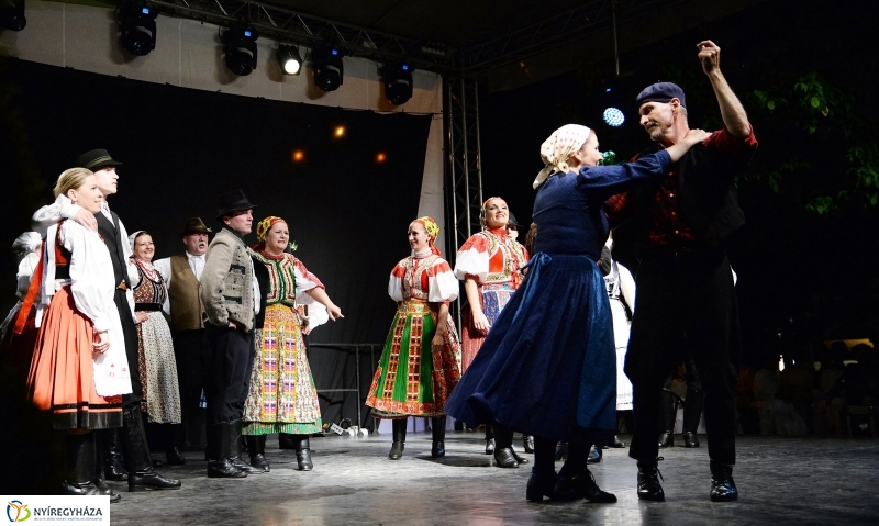 Táncgála a Kossuth téren