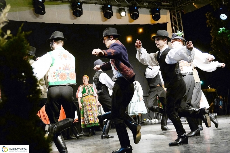 Táncgála a Kossuth téren