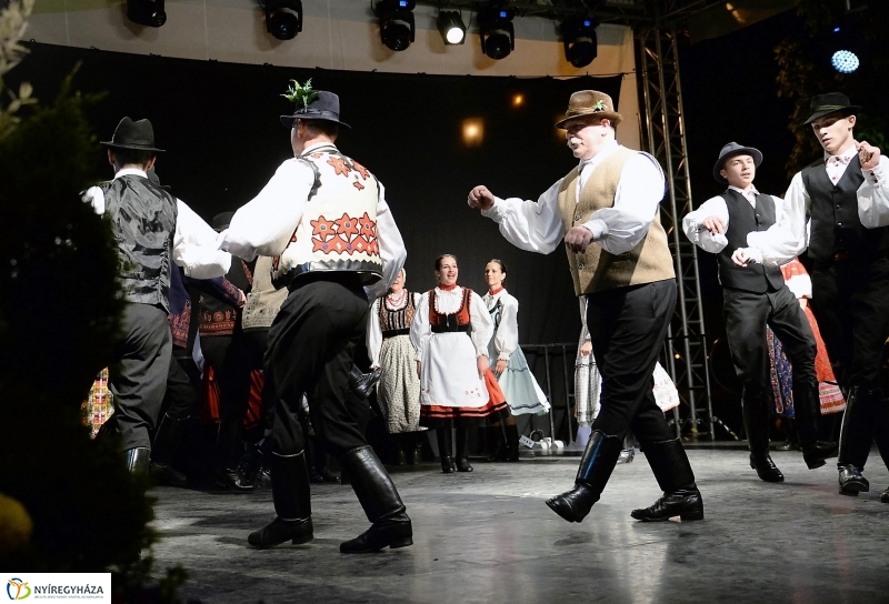 Táncgála a Kossuth téren