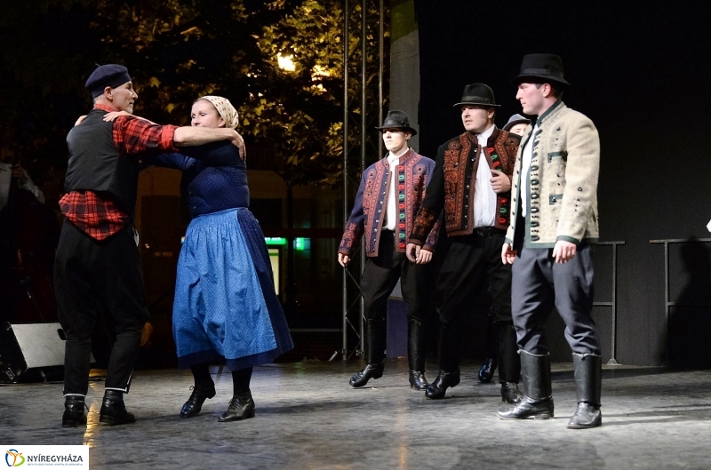 Táncgála a Kossuth téren