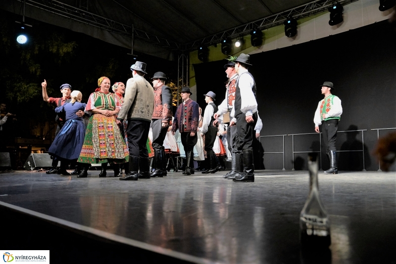 Táncgála a Kossuth téren