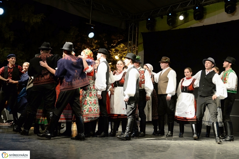 Táncgála a Kossuth téren