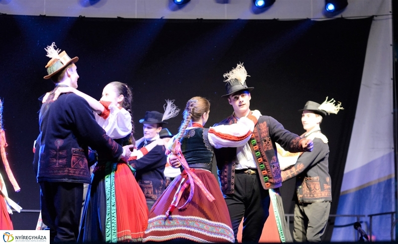 Táncgála a Kossuth téren