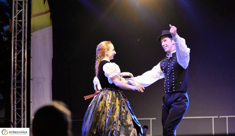 Táncgála a Kossuth téren