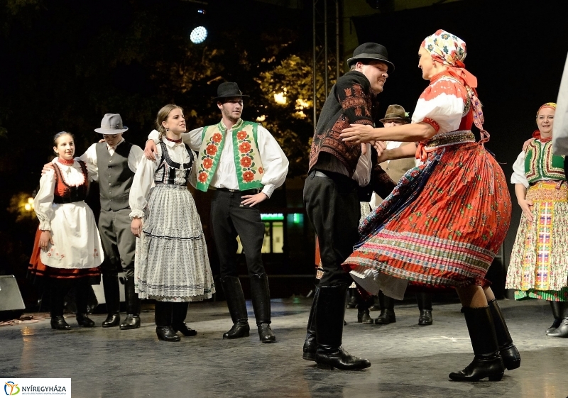 Táncgála a Kossuth téren