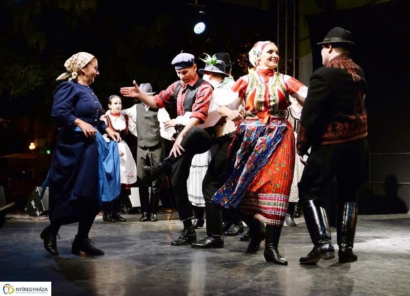 Táncgála a Kossuth téren