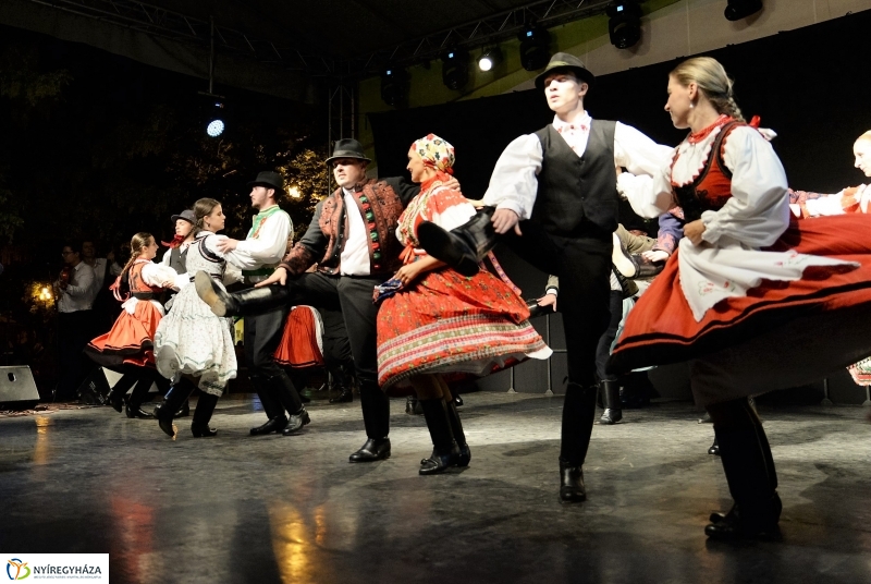 Táncgála a Kossuth téren