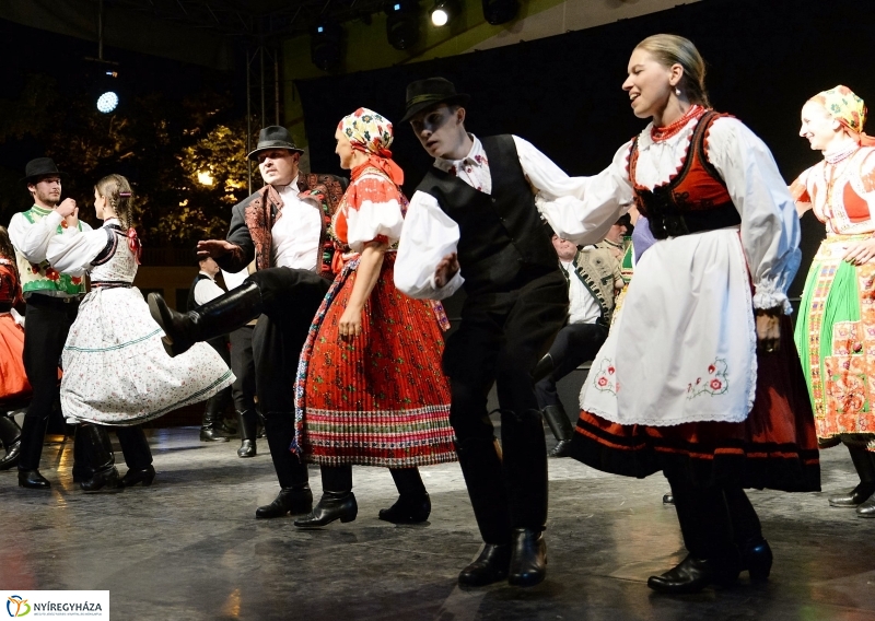 Táncgála a Kossuth téren