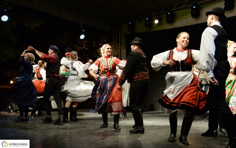 Táncgála a Kossuth téren