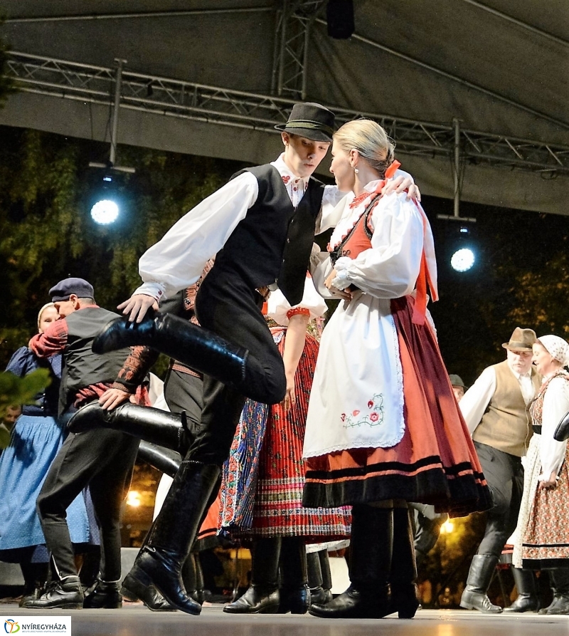 Táncgála a Kossuth téren