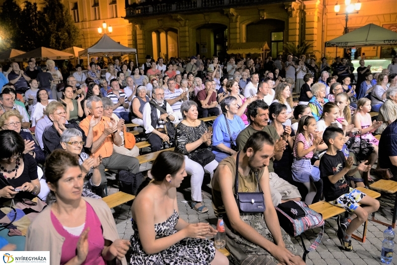 Táncgála a Kossuth téren