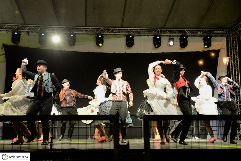 Táncgála a Kossuth téren