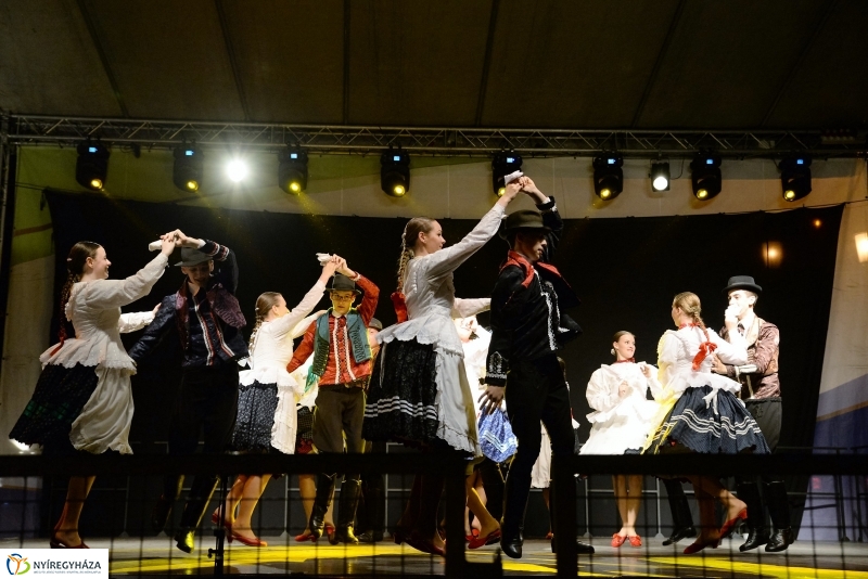 Táncgála a Kossuth téren