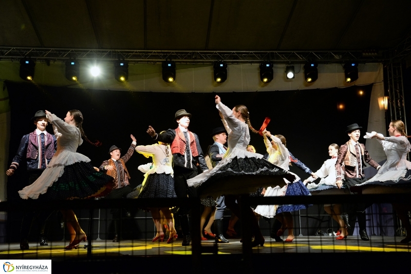 Táncgála a Kossuth téren