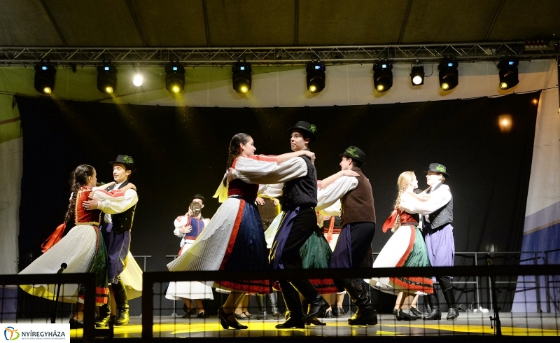 Táncgála a Kossuth téren