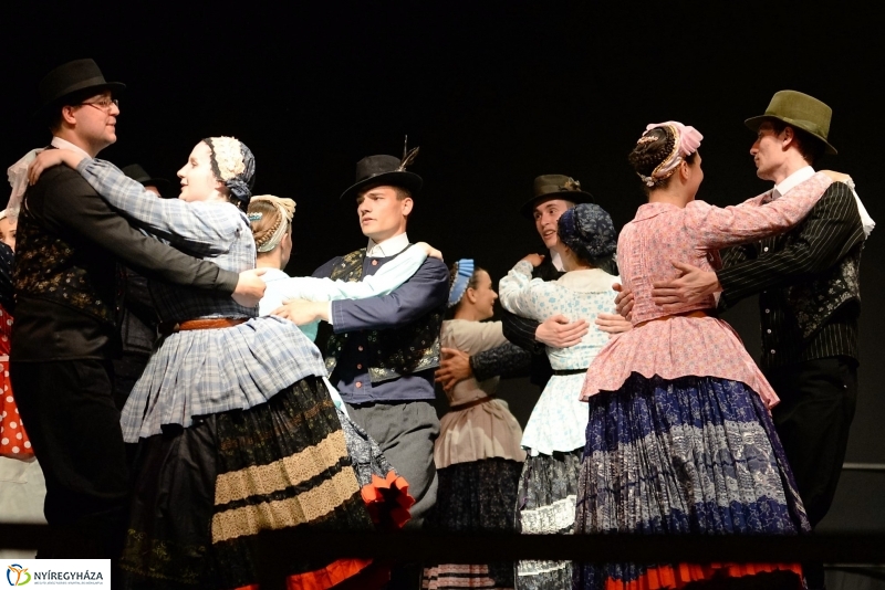 Táncgála a Kossuth téren