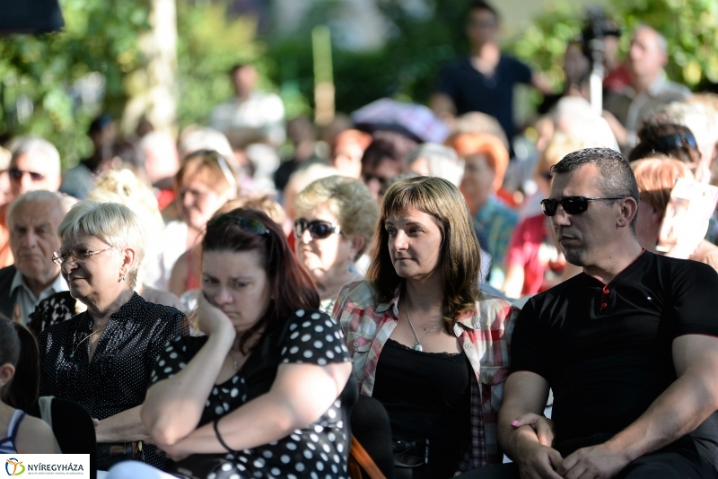 Elnémult a piros gitár-koncert a Bencs Villa udvarán