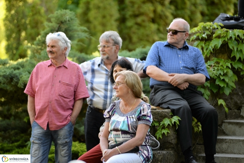 Elnémult a piros gitár-koncert a Bencs Villa udvarán
