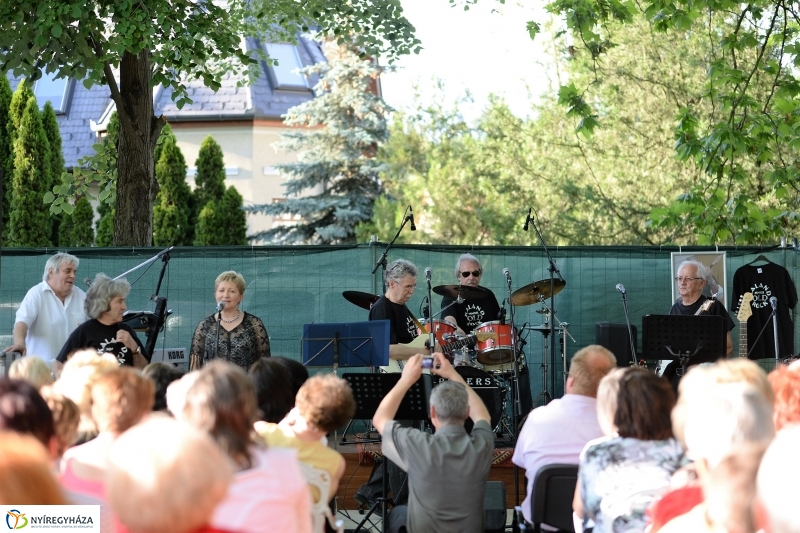 Elnémult a piros gitár-koncert a Bencs Villa udvarán