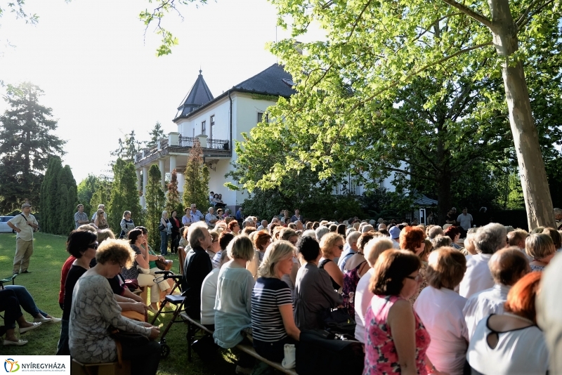 Elnémult a piros gitár-koncert a Bencs Villa udvarán